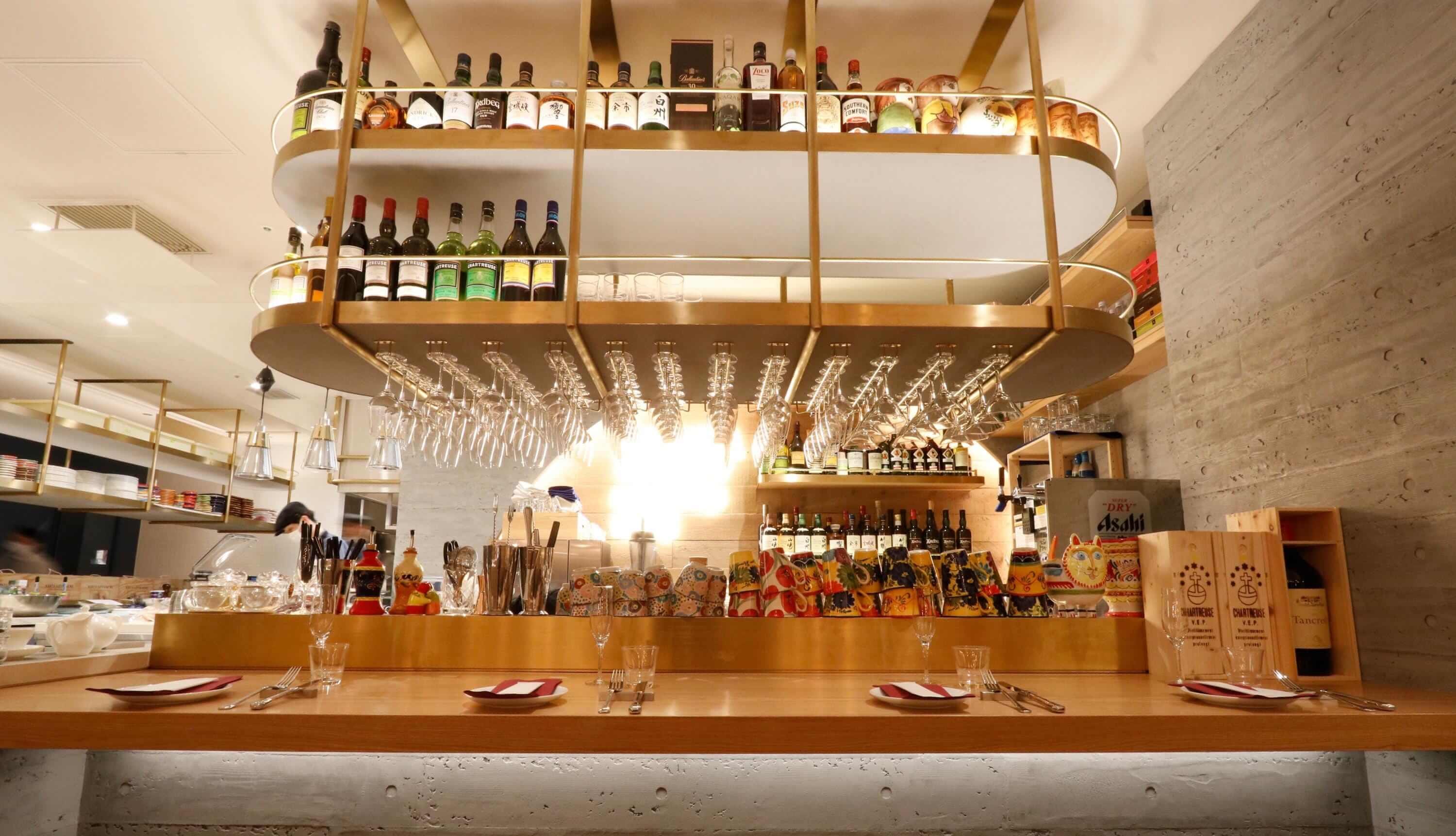 画像：ワイングラスとワインが見えるカウンター席