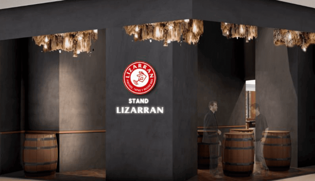 画像：LIZARRANの外観、立ち飲みする2人の男性